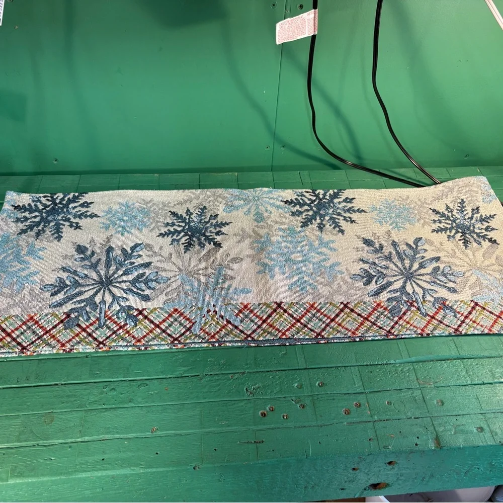 Snowflake Pattern Table Runner - Picture 1 of 13